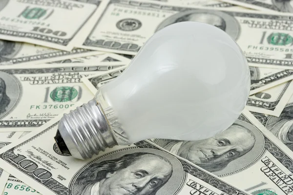 Lampa på pengar bakgrund — Stockfoto