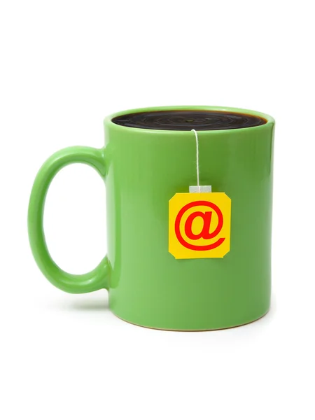 Φλιτζάνι τσάι με το σύμβολο του ηλεκτρονικού ταχυδρομείου — Φωτογραφία Αρχείου
