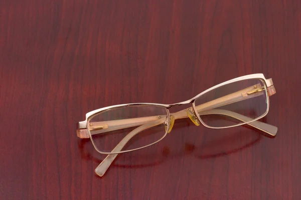 Óculos retro na mesa de madeira — Fotografia de Stock