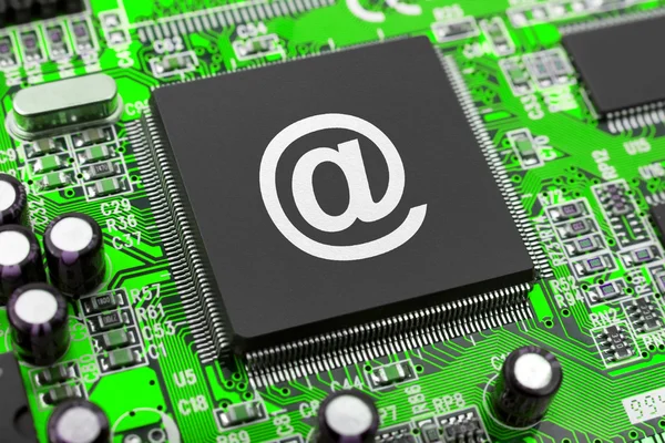 E-symbool op computer chip — Stockfoto