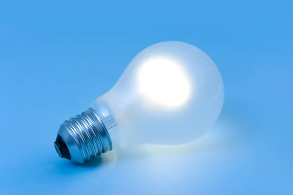 青色の背景の照明ランプ — ストック写真