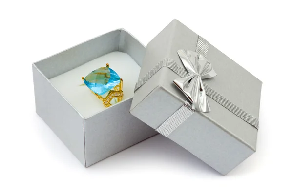 Anillo de oro en caja de regalo — Foto de Stock