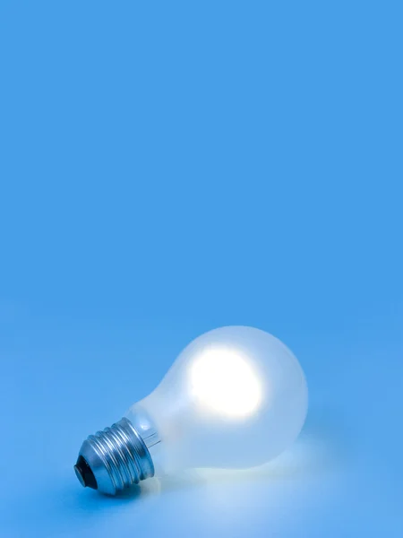 Verlichting lamp op blauwe achtergrond — Stockfoto