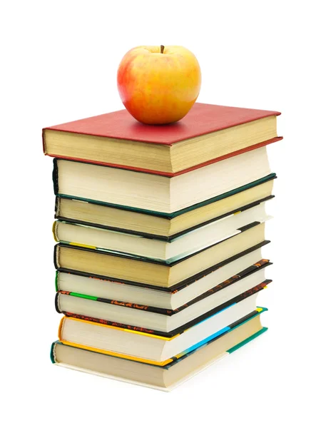 Стопка книг и яблок — стоковое фото
