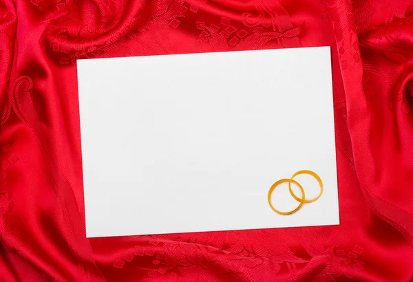 Anéis de casamento e cartão de papel — Fotografia de Stock