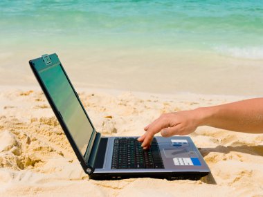 bilgisayar ve sahilde el