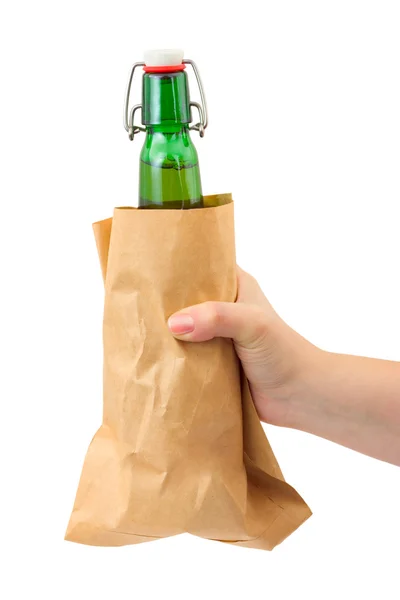 Χέρι και μπύρα μπουκάλι σε πακέτο χαρτί — Φωτογραφία Αρχείου