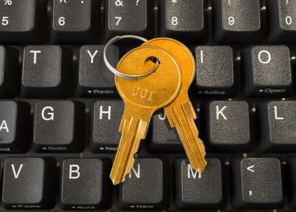计算机键盘和金钥匙 — 图库照片