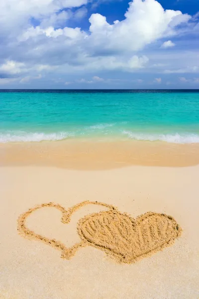 Малювання з'єднаних сердець на пляжі — стокове фото