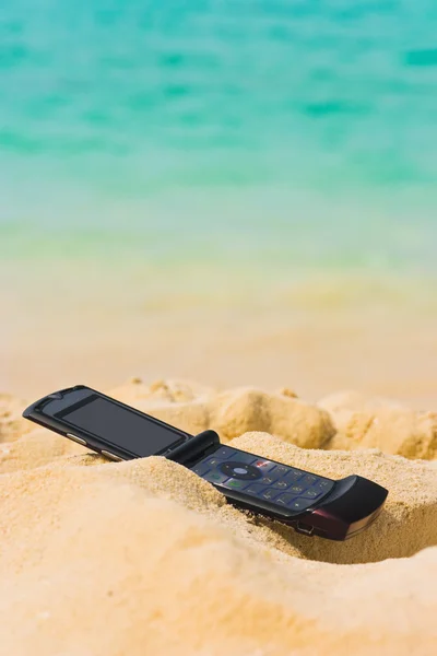 Mobiltelefon, homokos strand — Stock Fotó