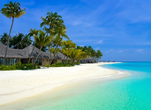 Strand bungalows op een tropisch eiland — Stockfoto