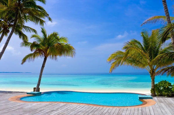 Pool an einem tropischen Strand — Stockfoto