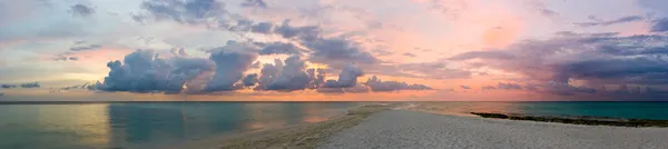 Ocean, plaża i zachód słońca — Zdjęcie stockowe
