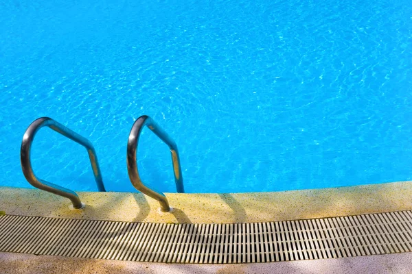 Лестница к бассейну — стоковое фото