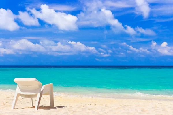 Liegestuhl am tropischen Strand — Stockfoto
