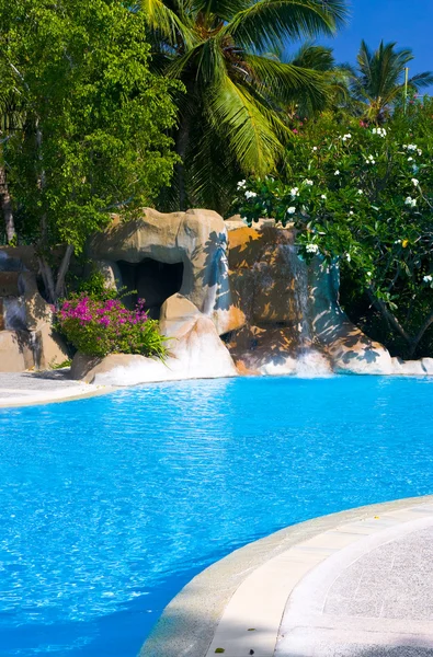 Zwembad en waterval in het hotel — Stockfoto
