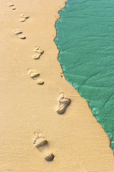 Schritte und Surfen am tropischen Strand — Stockfoto