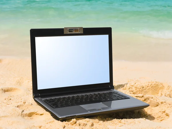 Notebook na pláži — Stock fotografie