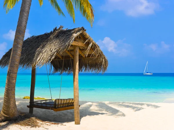 Swing op een tropisch strand — Stockfoto