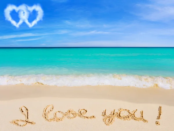 Слова я люблю Вас на пляже — стоковое фото
