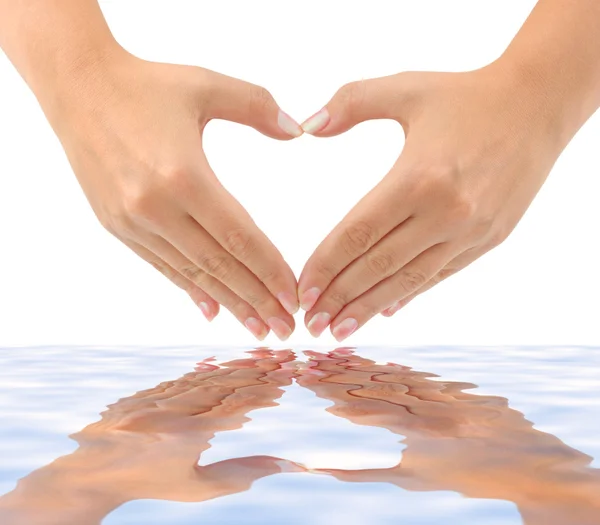 Kalp yapılmış eller ve su — Stok fotoğraf