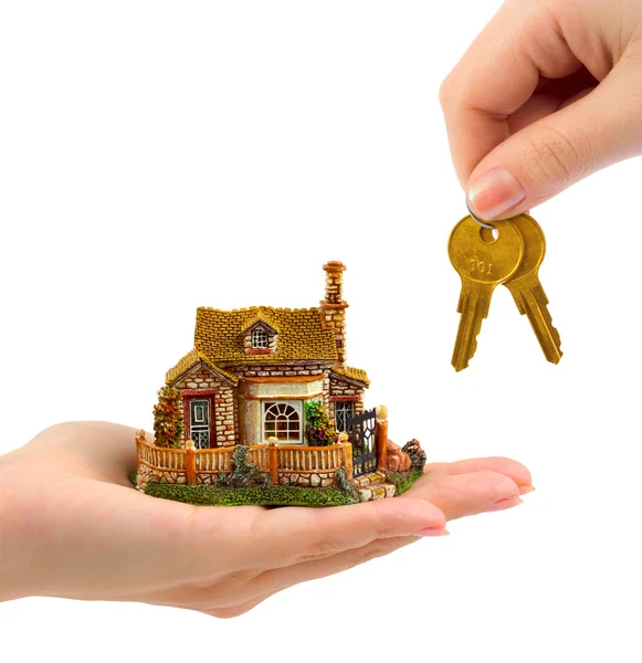 Händer med huset och nycklar — Stockfoto