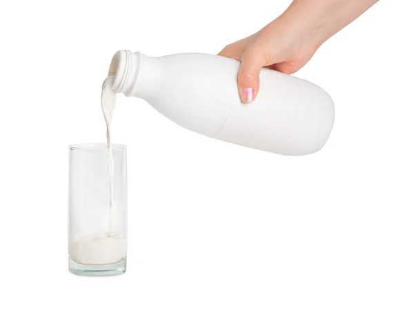 Mão com garrafa de leite e vidro — Fotografia de Stock