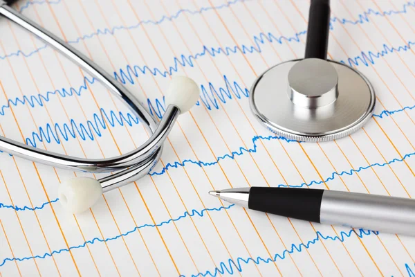 聴診器と心電図上のペン — ストック写真