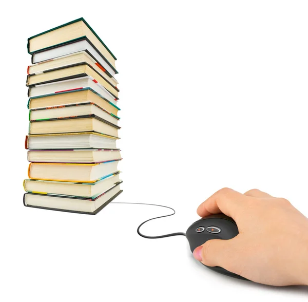 Рука с помощью компьютерной мыши и книг — стоковое фото