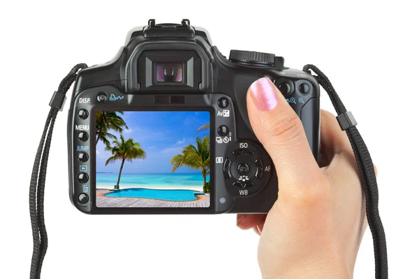 相机在手和海滩风景 — 图库照片