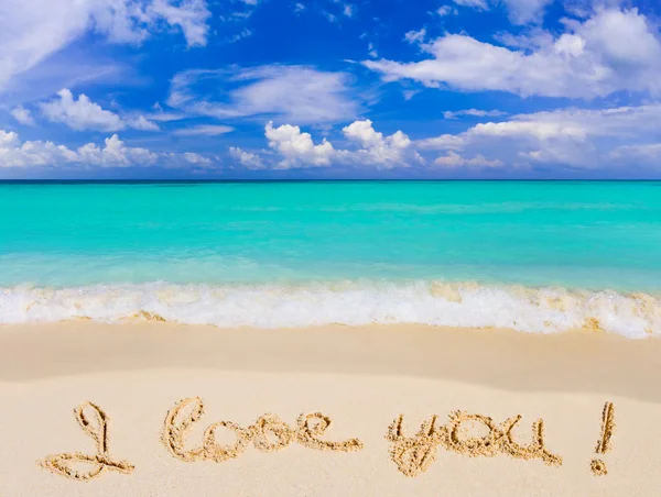 Слова я люблю Вас на пляже — стоковое фото
