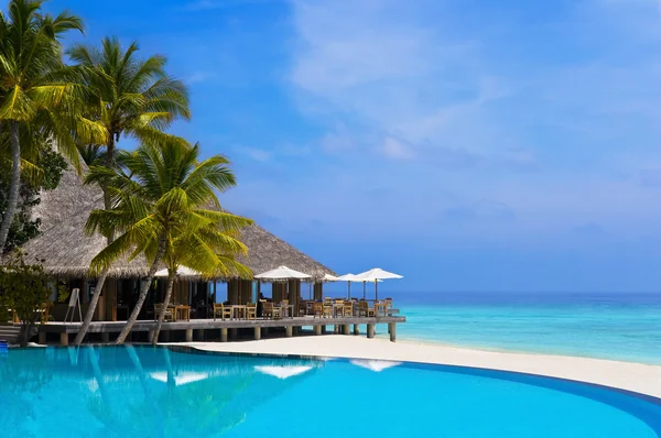 Café e piscina em uma praia tropical — Fotografia de Stock