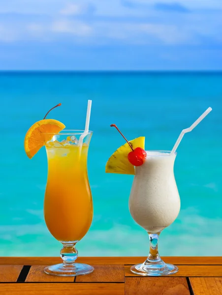 Два коктейлі на столі в пляжному кафе — стокове фото