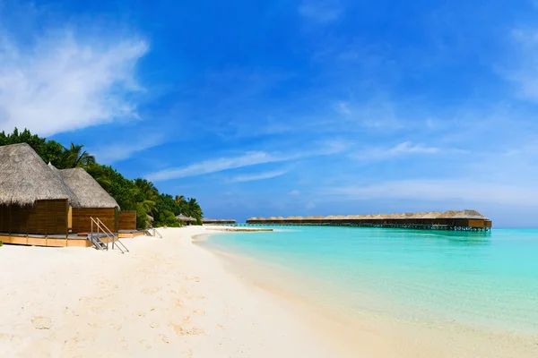 Plaja tropicală și bungalouri — Fotografie, imagine de stoc