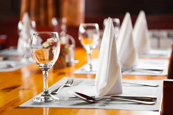 Ποτήρια και πιάτα στο τραπέζι στο εστιατόριο — Φωτογραφία Αρχείου