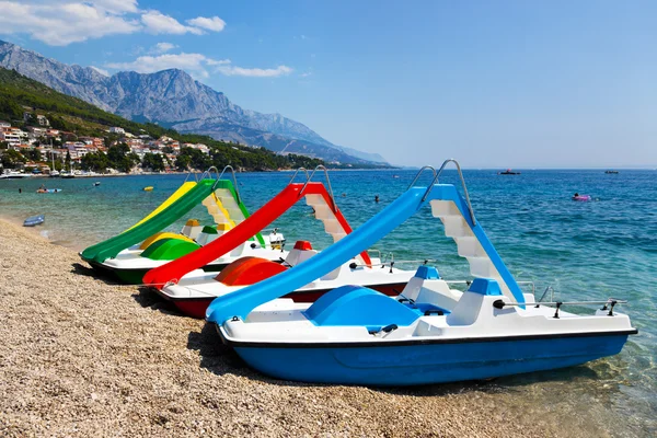 Catamarán multicolor en la playa — Foto de Stock