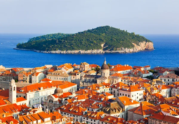 Πόλη Ντουμπρόβνικ και νησί στην Κροατία — Φωτογραφία Αρχείου