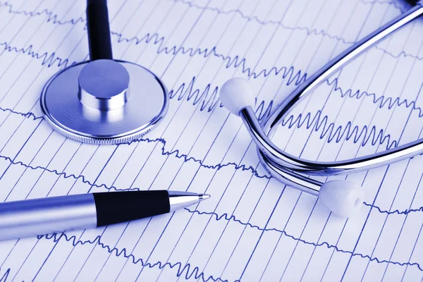 Stetoskop och penna på EKG — Stockfoto