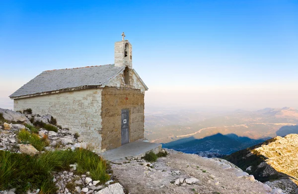 Παλιά εκκλησία στα βουνά, Κροατία — Φωτογραφία Αρχείου