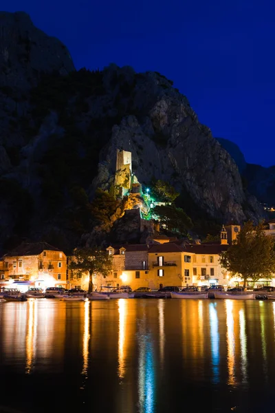 Viejo fuerte en Omis, Croacia por la noche — Foto de Stock