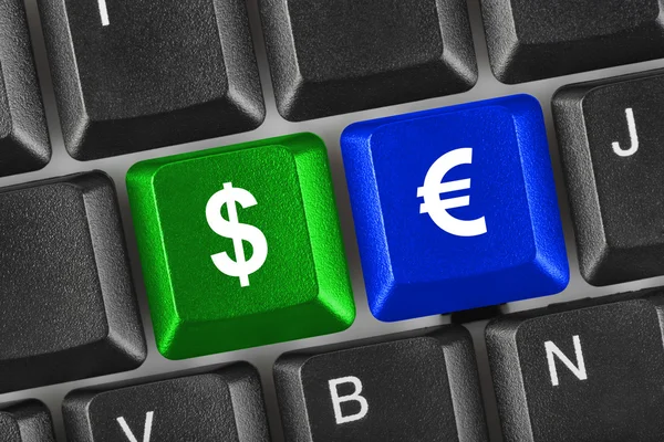 Toetsenbord van de computer met twee sleutels van het geld — Stockfoto