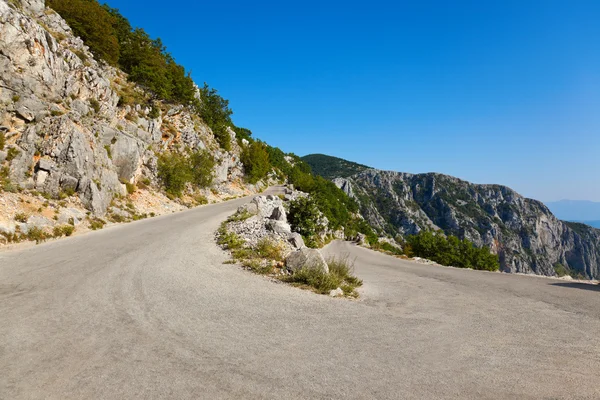 산 속의 오래 된 도로 — 스톡 사진