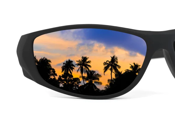 Zonnebrillen en zonsondergang weerspiegeling — Stockfoto