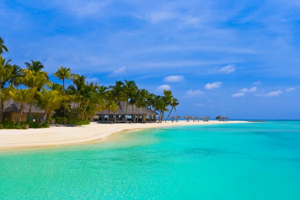 Strand bungalows op een tropisch eiland — Stockfoto