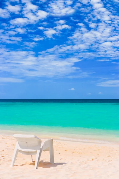 Sedia sulla spiaggia tropicale — Foto Stock