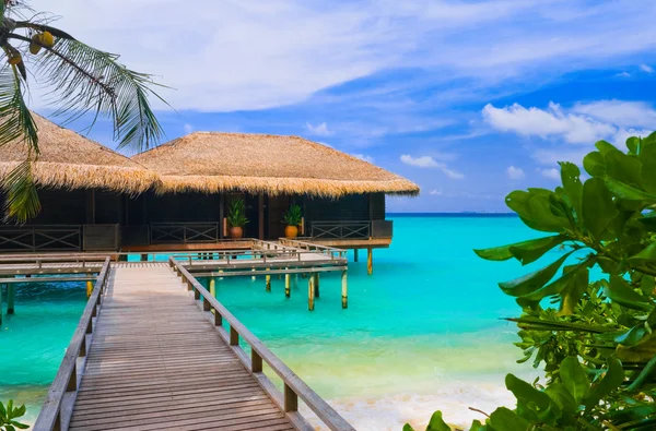 Vodní bungalovy na tropický ostrov — Stock fotografie
