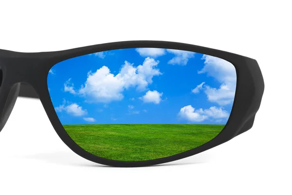 Zonnebrillen en landschap reflectie — Stockfoto