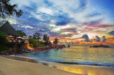 gün batımında tropik sahilde Cafe