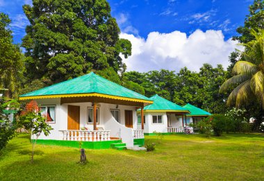 otel tropikal plaj bungalov