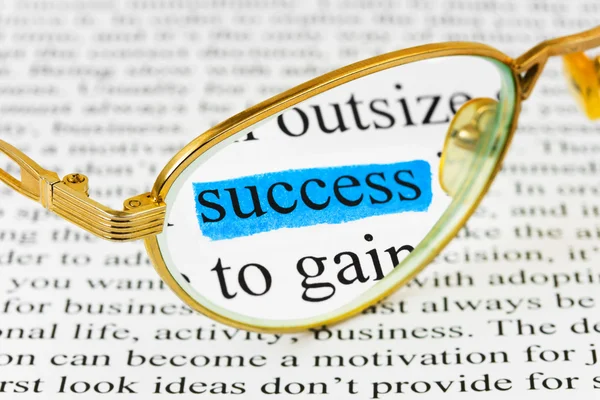 Okulary na tekst i słowa sukces w biznesie — Zdjęcie stockowe